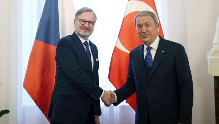 Savunma Bakanı Hulusi Akar, Çekya Başbakanı ile görüştü