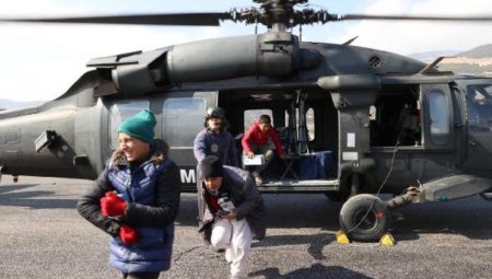 Bakan Kurum, depremzede çocukları helikoptere bindirdi