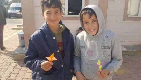 Japon grup moral vermek için depremzede çocuklara origami öğretiyor
